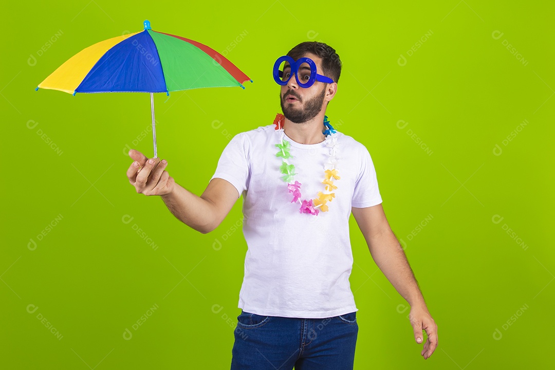 Homem jovem usando fantasia de carnaval sobre fundo isolado