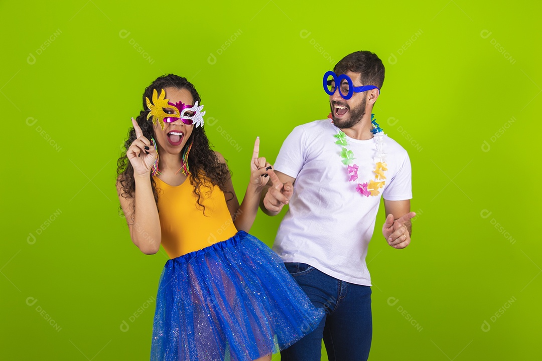 Casal de jovens homem e mulher usando fantasia de carnaval