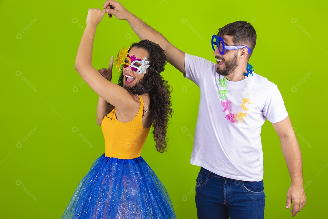 Casal de jovens homem e mulher usando fantasia de carnaval
