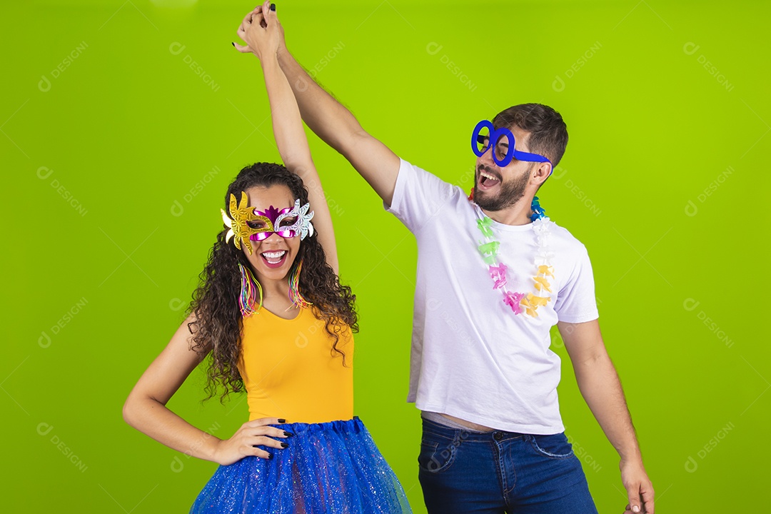 Casal de jovens homem e mulher usando fantasia de carnaval