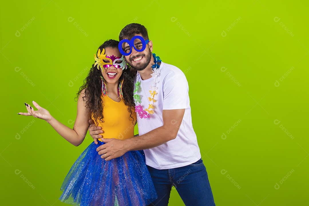 Casal de jovens homem e mulher usando fantasia de carnaval