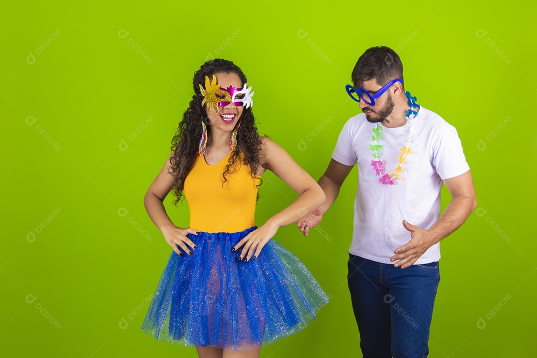 Casal de jovens homem e mulher usando fantasia de carnaval