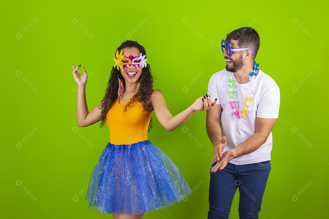 Casal de jovens homem e mulher usando fantasia de carnaval