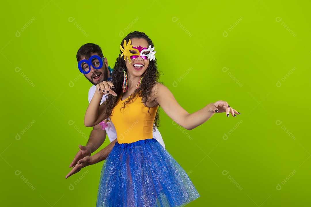 Casal de jovens homem e mulher usando fantasia de carnaval
