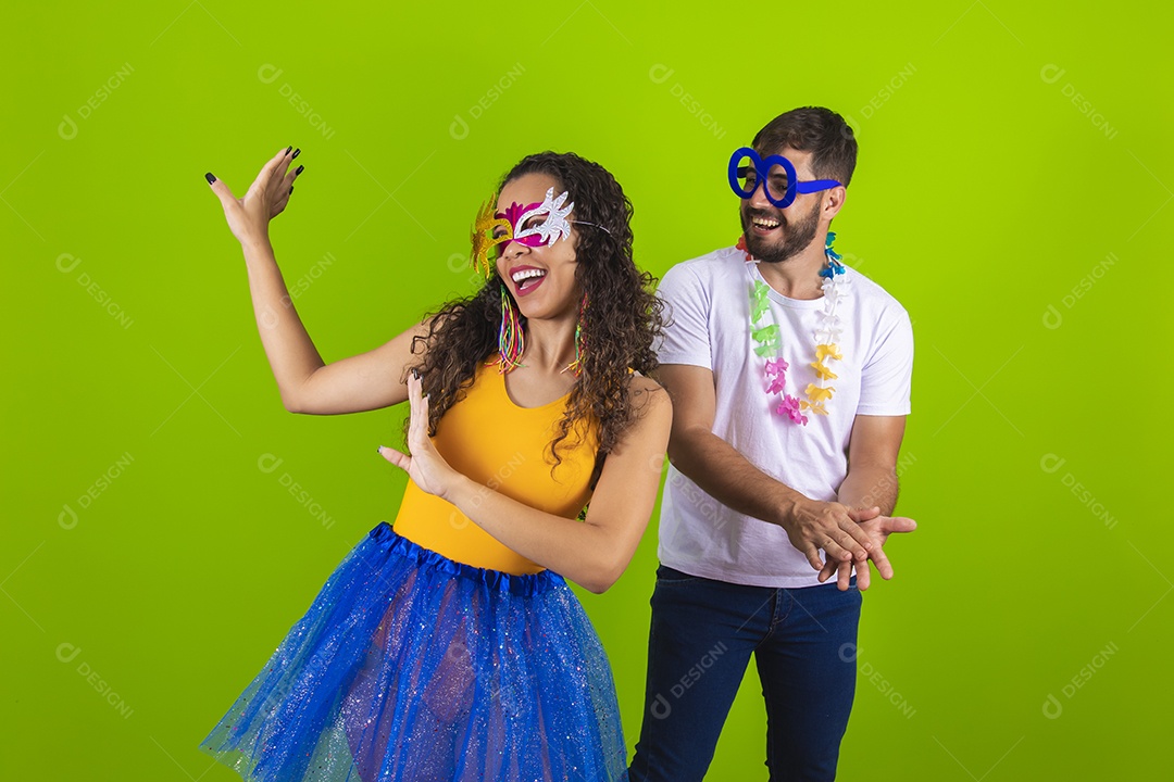 Casal de jovens homem e mulher usando fantasia de carnaval
