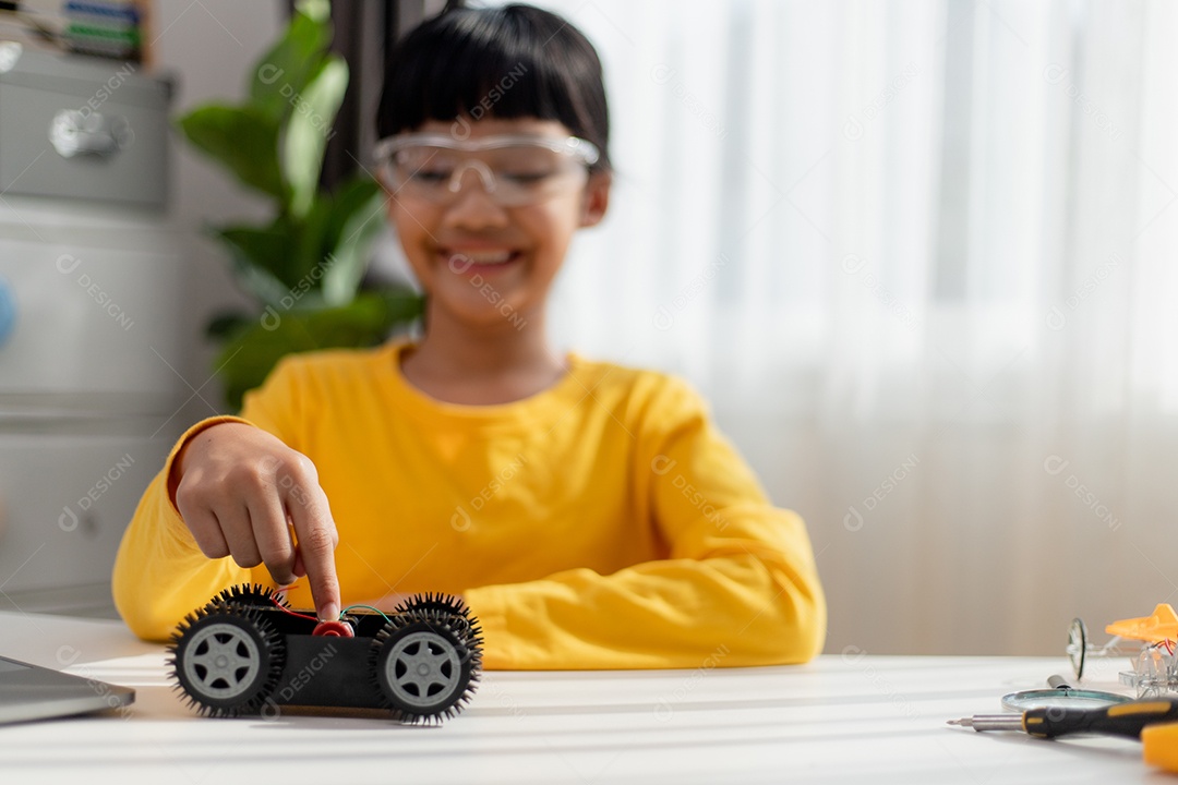 Estudante da Ásiatica aprendem em casa na codificação de carros robôs e cabos de placas eletrônicas em STEM, STEAM, código de computador de tecnologia de engenharia matemática em robótica para o conceito de crianças.