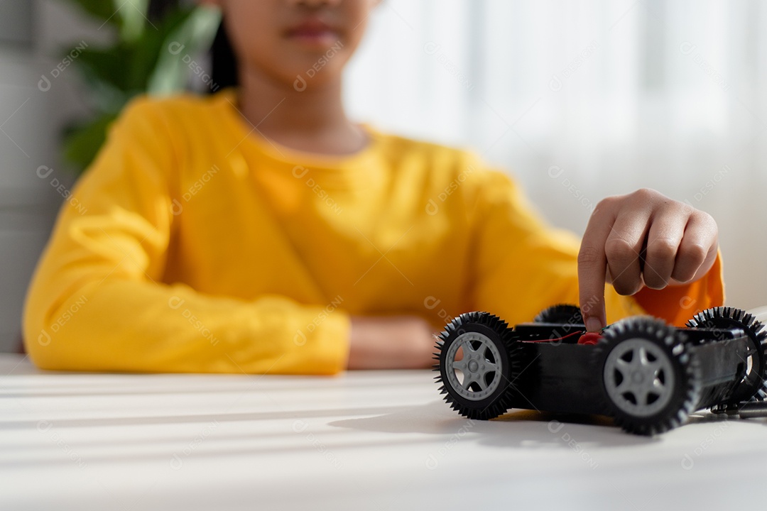 Estudante da Ásiatica aprendem em casa na codificação de carros robôs e cabos de placas eletrônicas em STEM, STEAM, código de computador de tecnologia de engenharia matemática em robótica para o conceito de crianças.