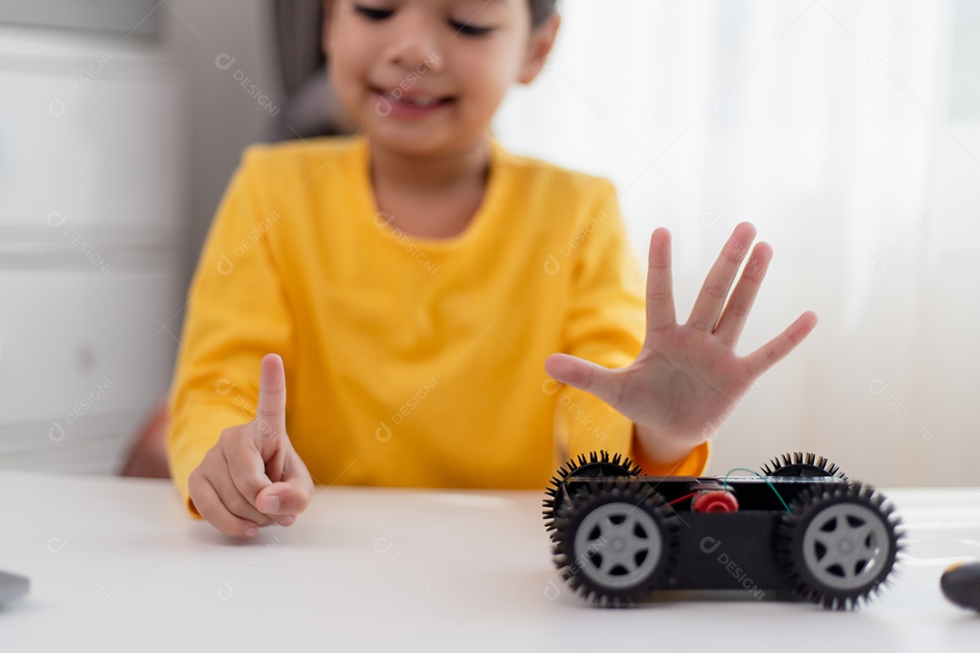 Estudante da Ásiatica aprendem em casa na codificação de carros robôs e cabos de placas eletrônicas em STEM, STEAM, código de computador de tecnologia de engenharia matemática em robótica para o conceito de crianças.