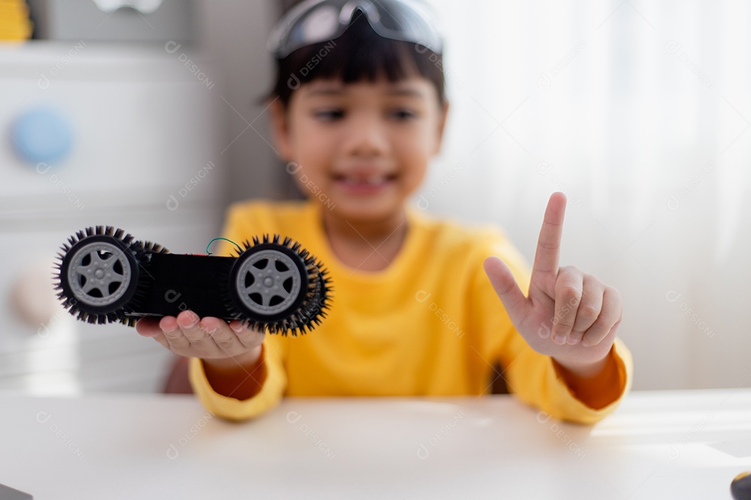 Estudante da Ásiatica aprendem em casa na codificação de carros robôs e cabos de placas eletrônicas em STEM, STEAM, código de computador de tecnologia de engenharia matemática em robótica para o conceito de crianças.