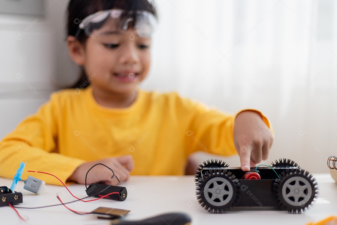 Estudante da asiática aprende em casa na codificação de carros robôs e cabos de placas eletrônicas em STEM, STEAM, código de computador de tecnologia de engenharia matemática em robótica para o conceito de crianças.