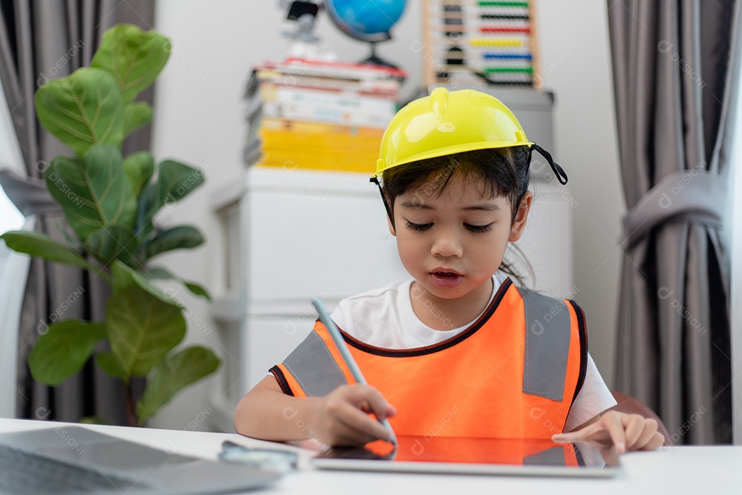 Estudante da asiática aprende em casa na codificação de carros robôs e cabos de placas eletrônicas em STEM, STEAM, código de computador de tecnologia de engenharia matemática em robótica para o conceito de crianças.