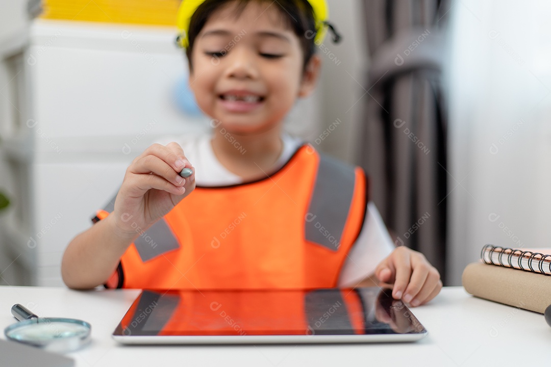 Menina asiática futuros engenheiros