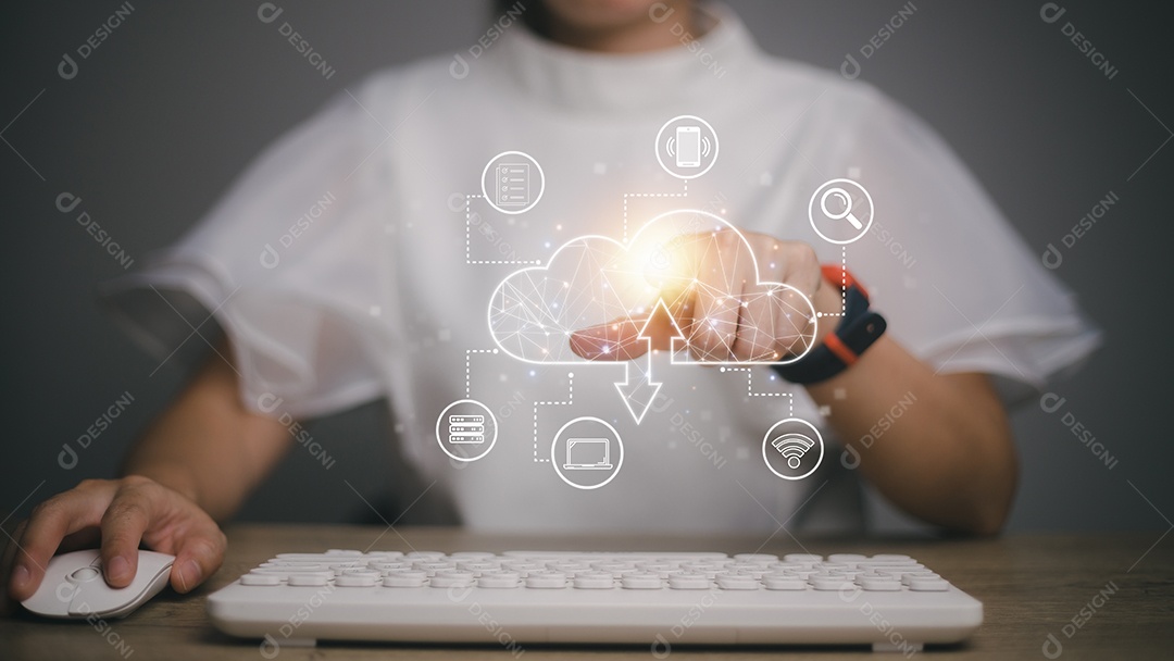 Mão de empresária trabalhando com um diagrama de computação em nuvem na nova interface de computador como conceito