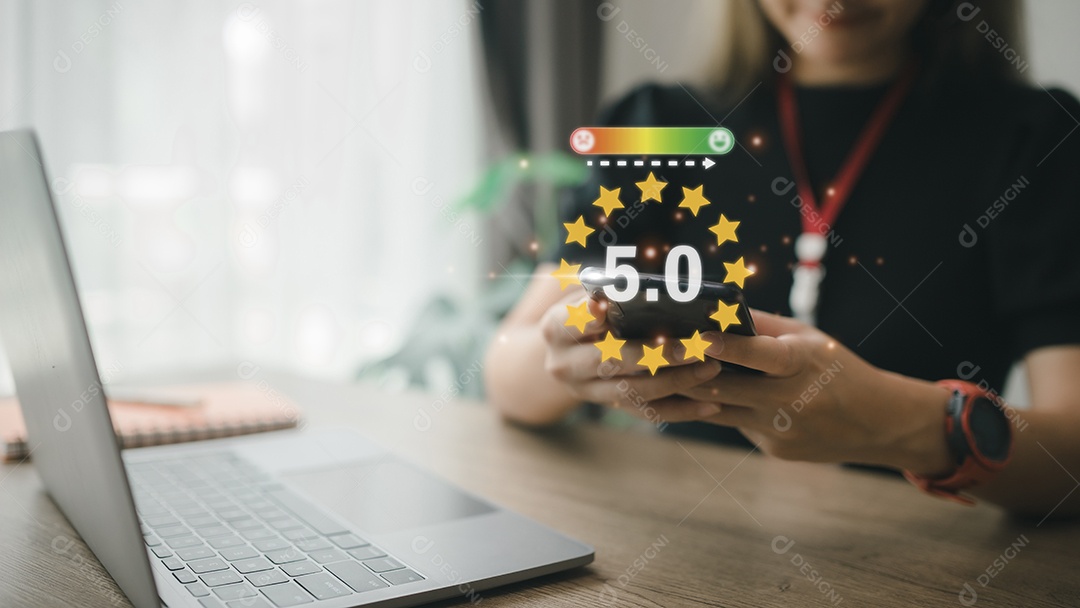 Mão dando conceito de revisão de feedback de satisfação do cliente de cinco estrelas. Experiência de atendimento ao cliente e satisfação comercial