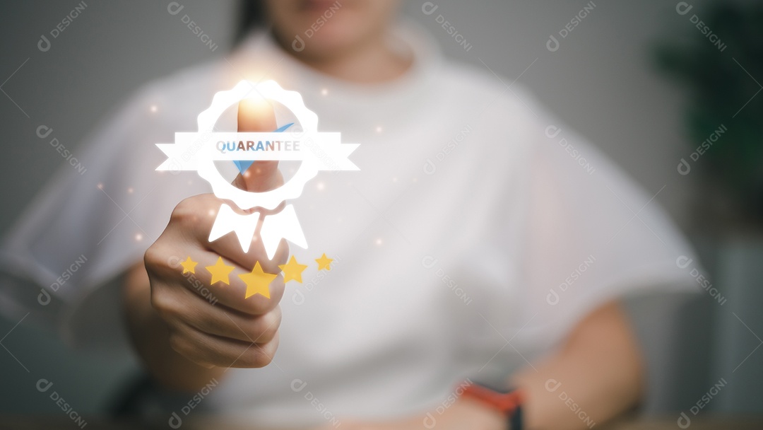 Mãos tocando a etiqueta de etiqueta de ícone de garantia virtual para dar a melhor garantia de qualidade para produto de garantia ou pesquisa de satisfação de serviço de revisão de feedback.