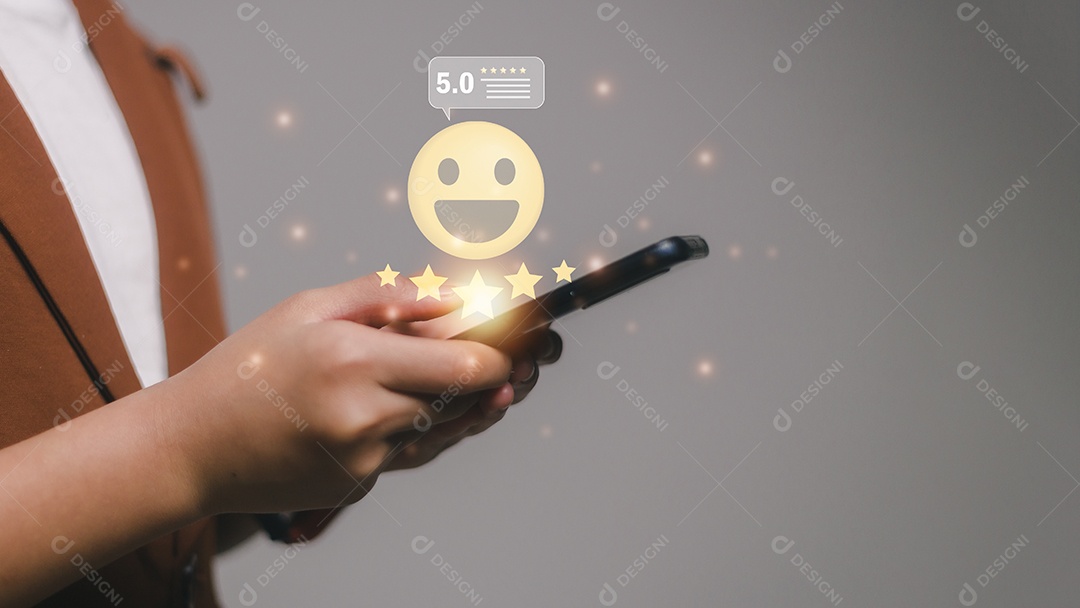 Conceito de satisfação do cliente. Emoção positiva sorriso feliz rosto cinco estrelas e coroa com espaço de cópia, feedback, serviço, pesquisa, qualidade padrão. O usuário dá classificação à experiência de serviço, certificação