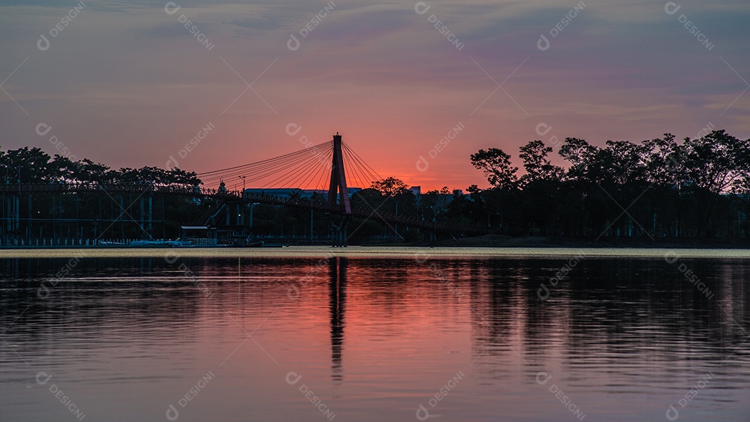 O pôr do sol quase cai do céu no horizonte refletido na água