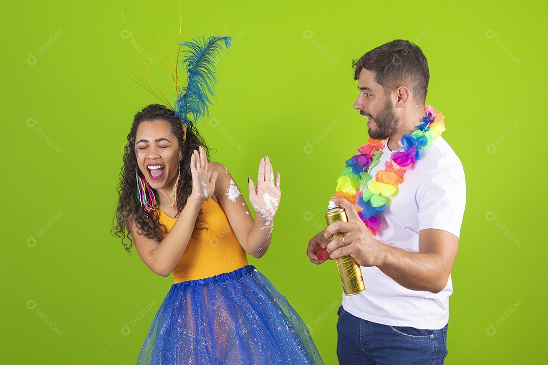 Casal de jovens homem e mulher usando fantasia de carnaval