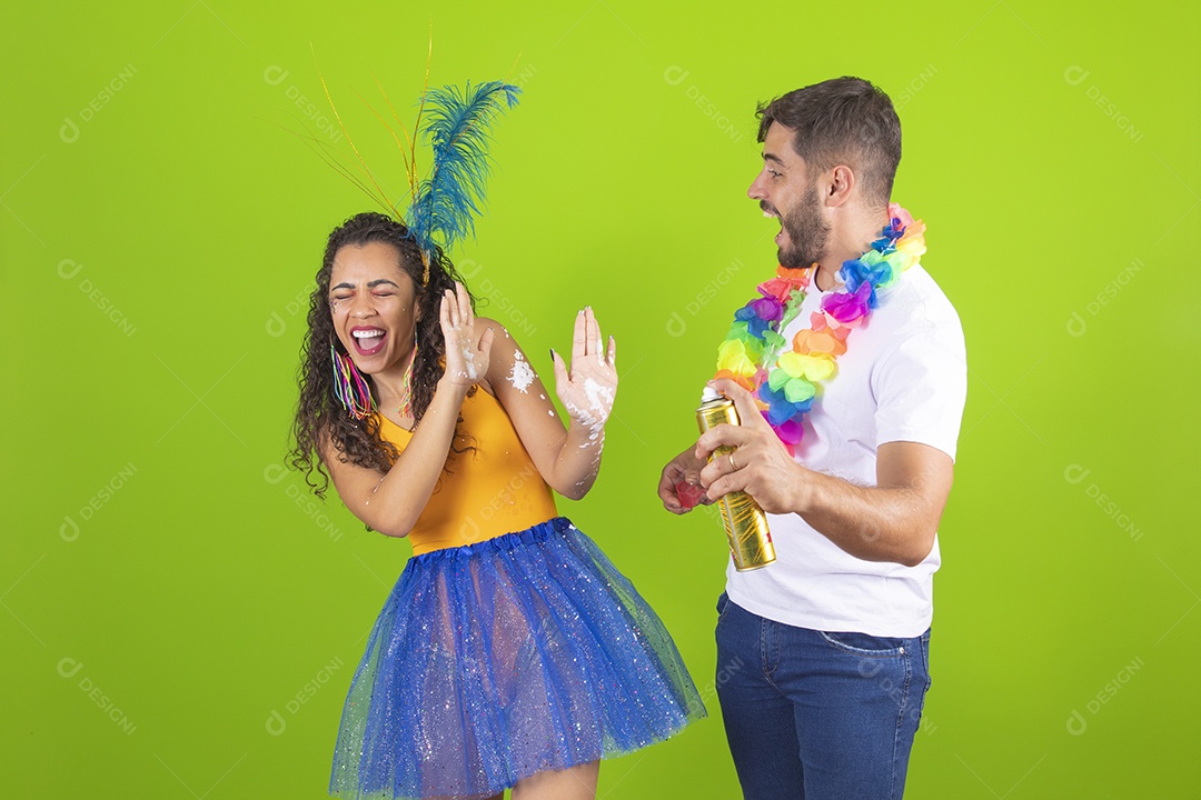 Casal de jovens homem e mulher usando fantasia de carnaval