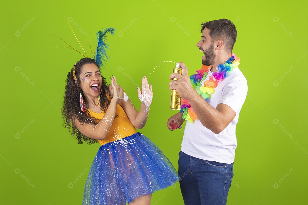 Casal de jovens homem e mulher usando fantasia de carnaval