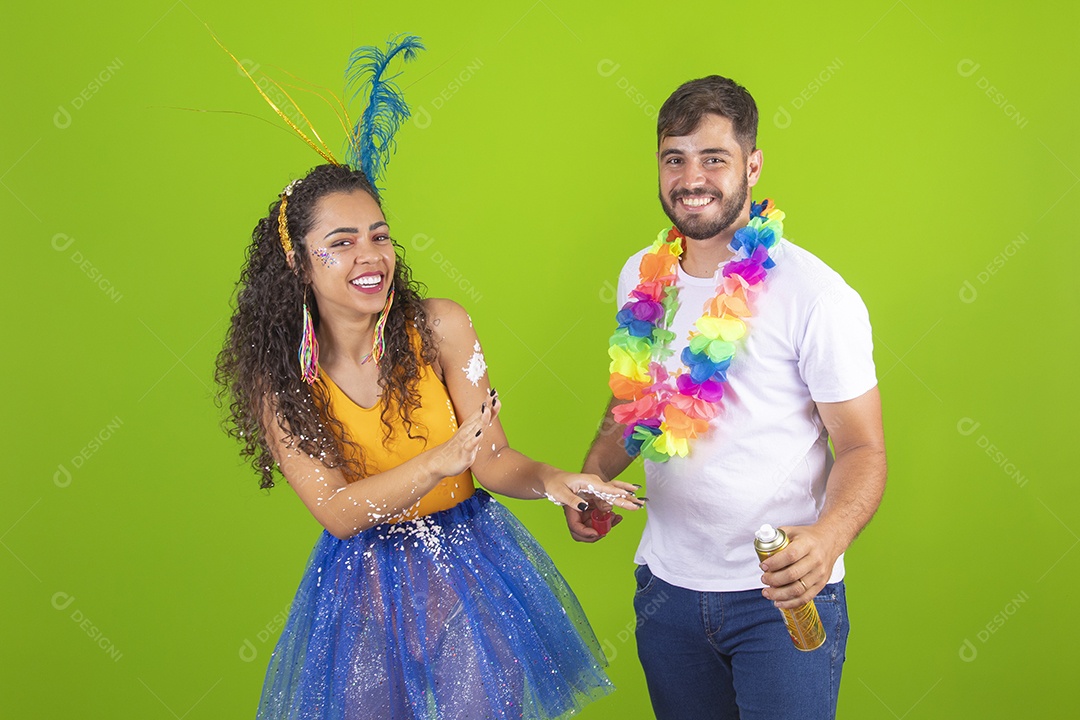 Casal de jovens homem e mulher usando fantasia de carnaval