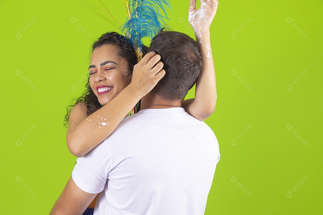 Casal de jovens homem e mulher usando fantasia de carnaval