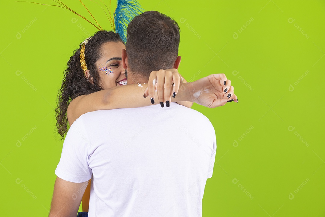 Casal de jovens homem e mulher usando fantasia de carnaval