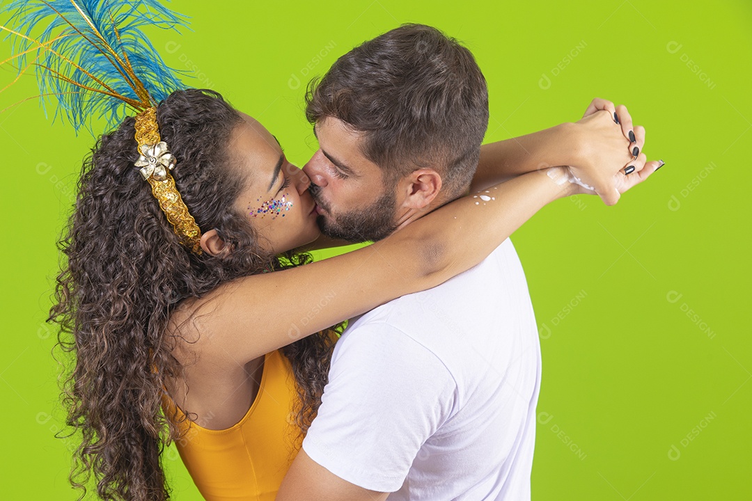 Casal de jovens homem e mulher usando fantasia de carnaval