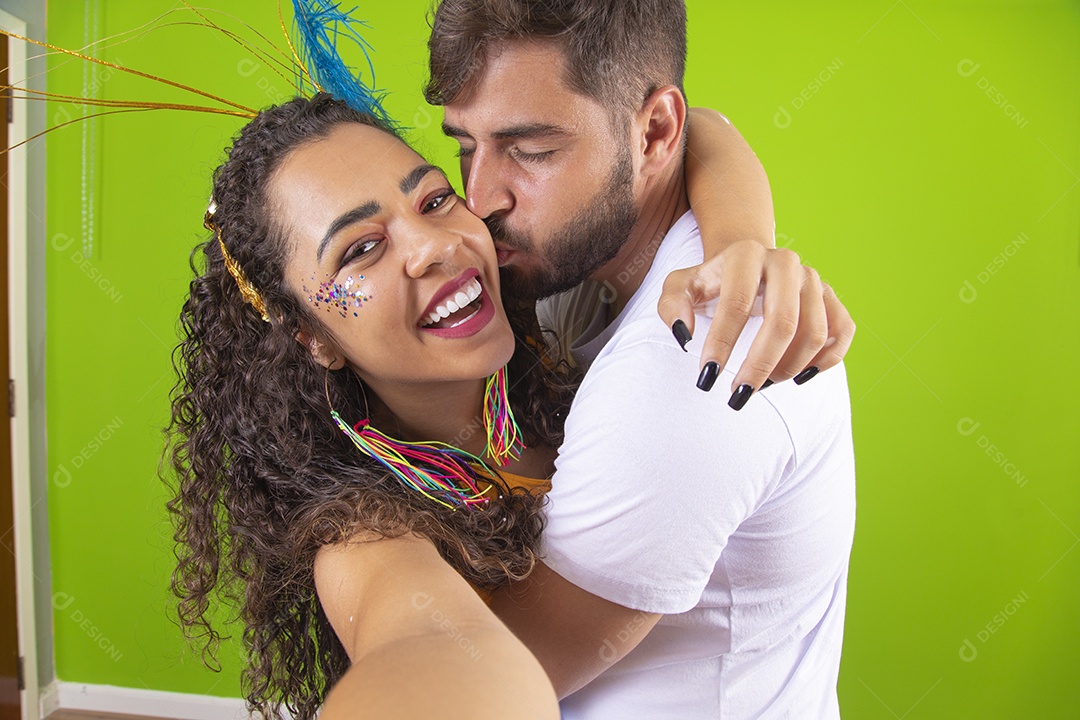 Casal de jovens homem e mulher usando fantasia de carnaval