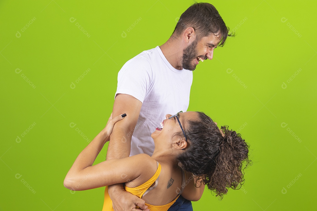 Lindo casal de homem e mulher feliz e sorridente