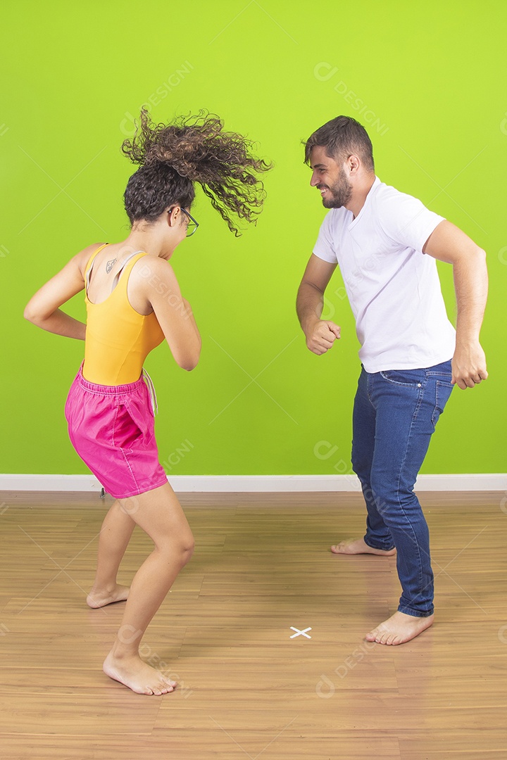 Casal de jovens homem e mulher usando fantasia de carnaval