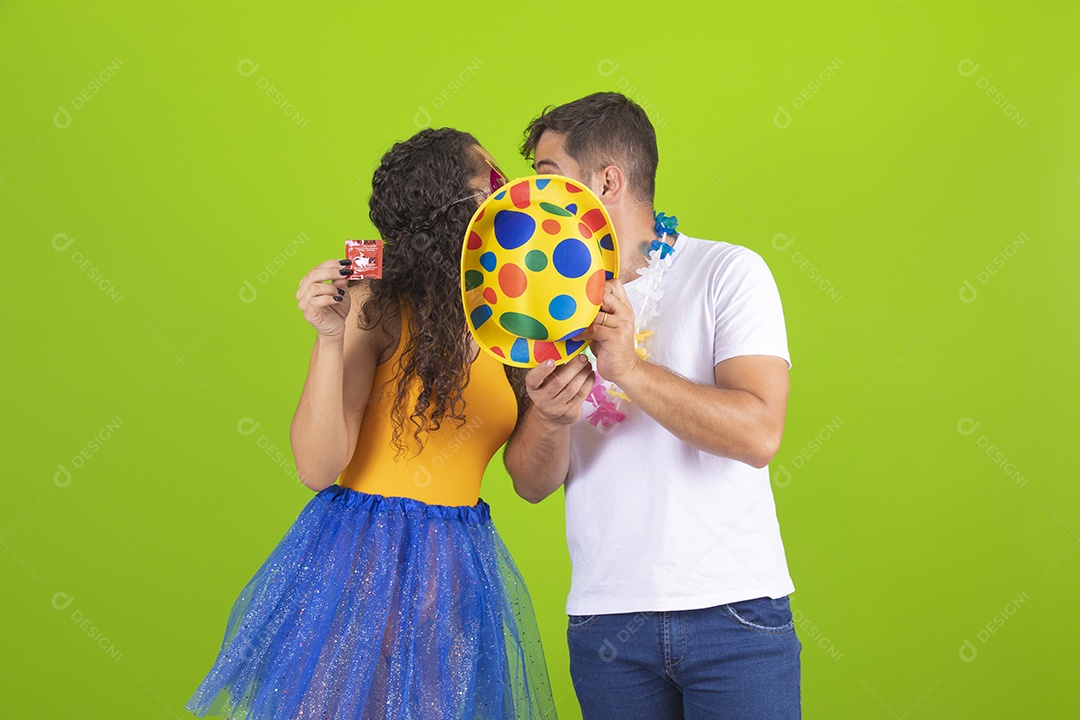 Casal de jovens homem e mulher usando fantasia de carnaval