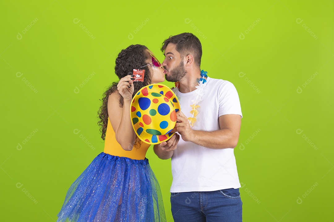Casal de jovens homem e mulher usando fantasia de carnaval