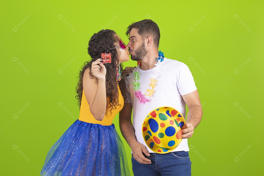 Casal de jovens homem e mulher usando fantasia de carnaval