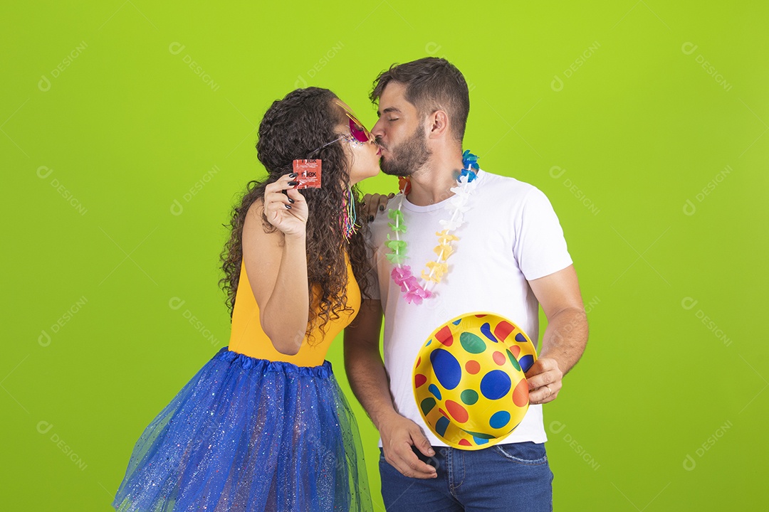 Casal de jovens homem e mulher usando fantasia de carnaval