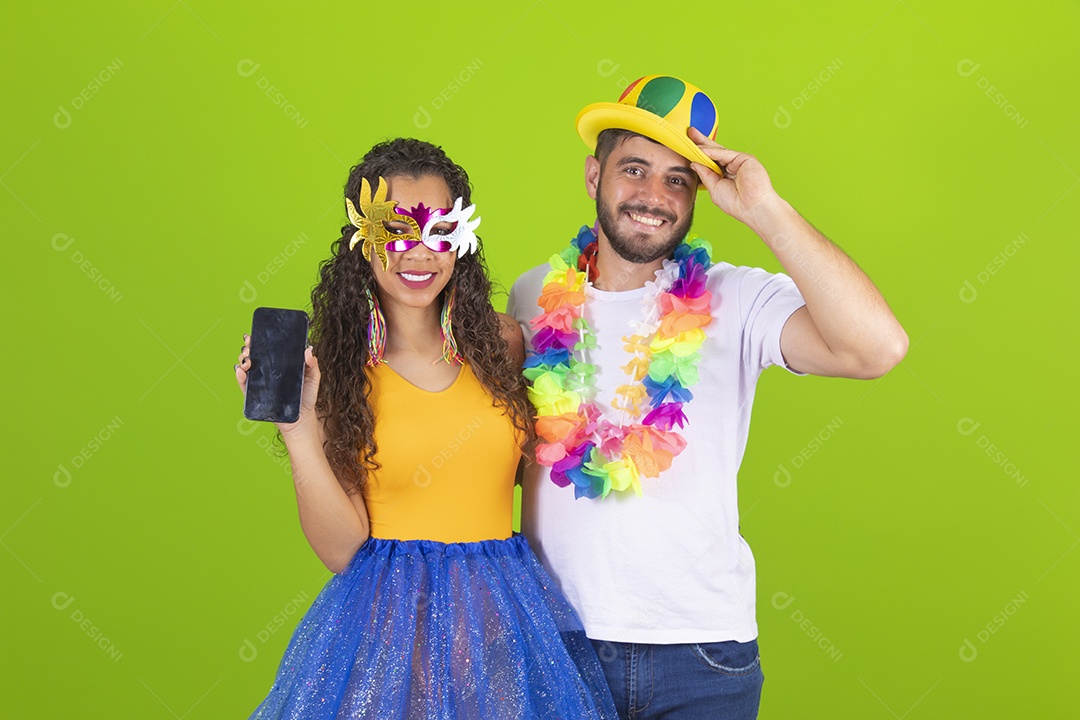 Casal de jovens homem e mulher usando fantasia de carnaval