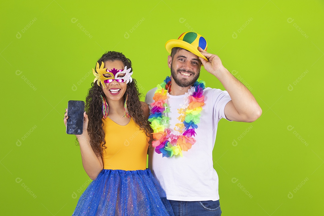Casal de jovens homem e mulher usando fantasia de carnaval