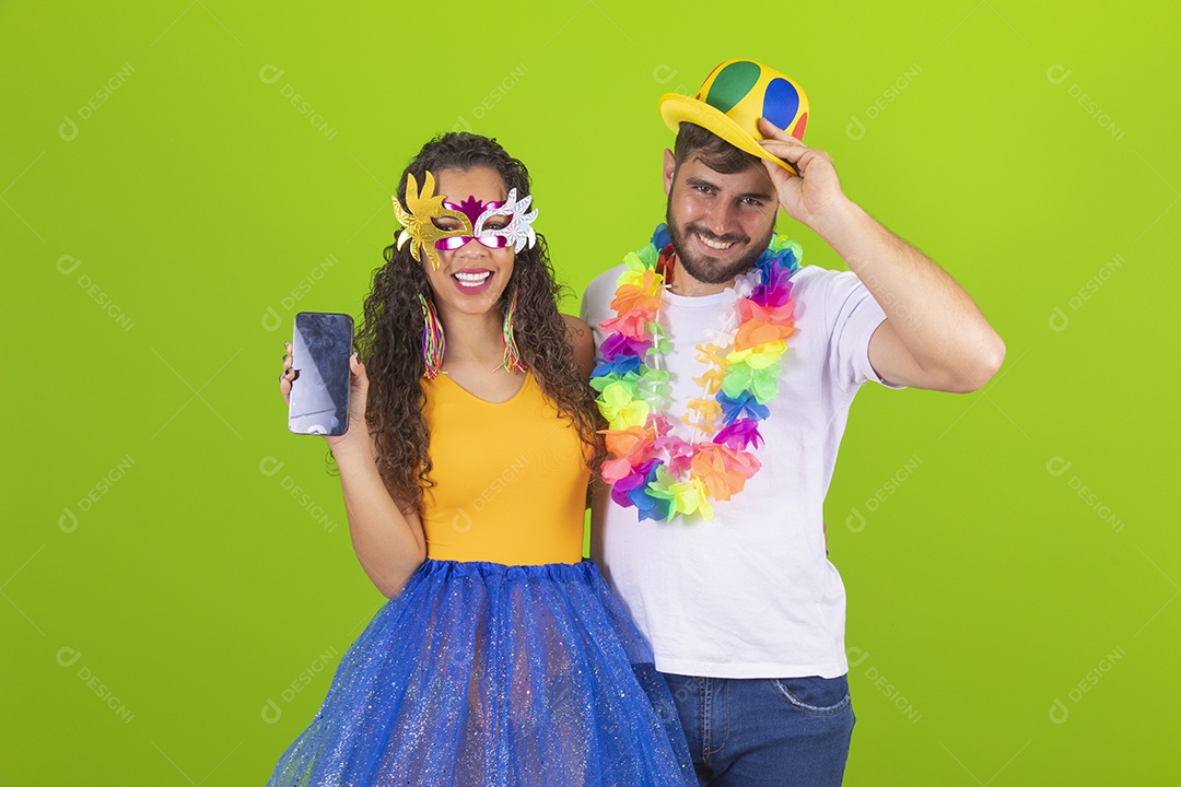 Casal de jovens homem e mulher usando fantasia de carnaval