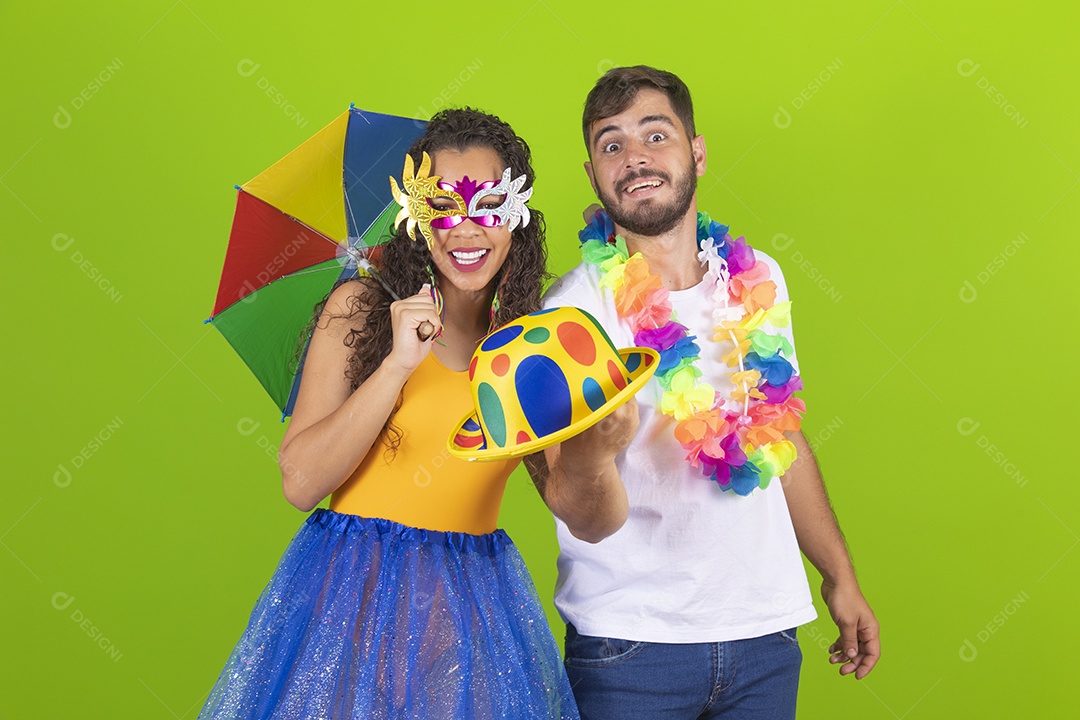 Casal de jovens homem e mulher usando fantasia de carnaval