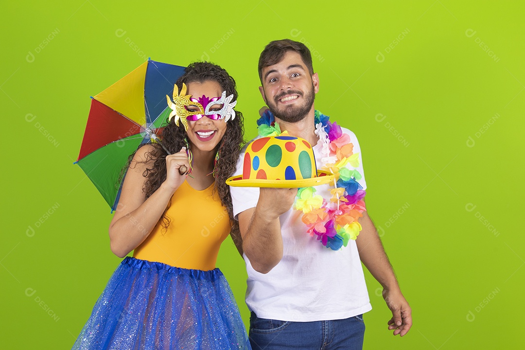 Casal de jovens homem e mulher usando fantasia de carnaval