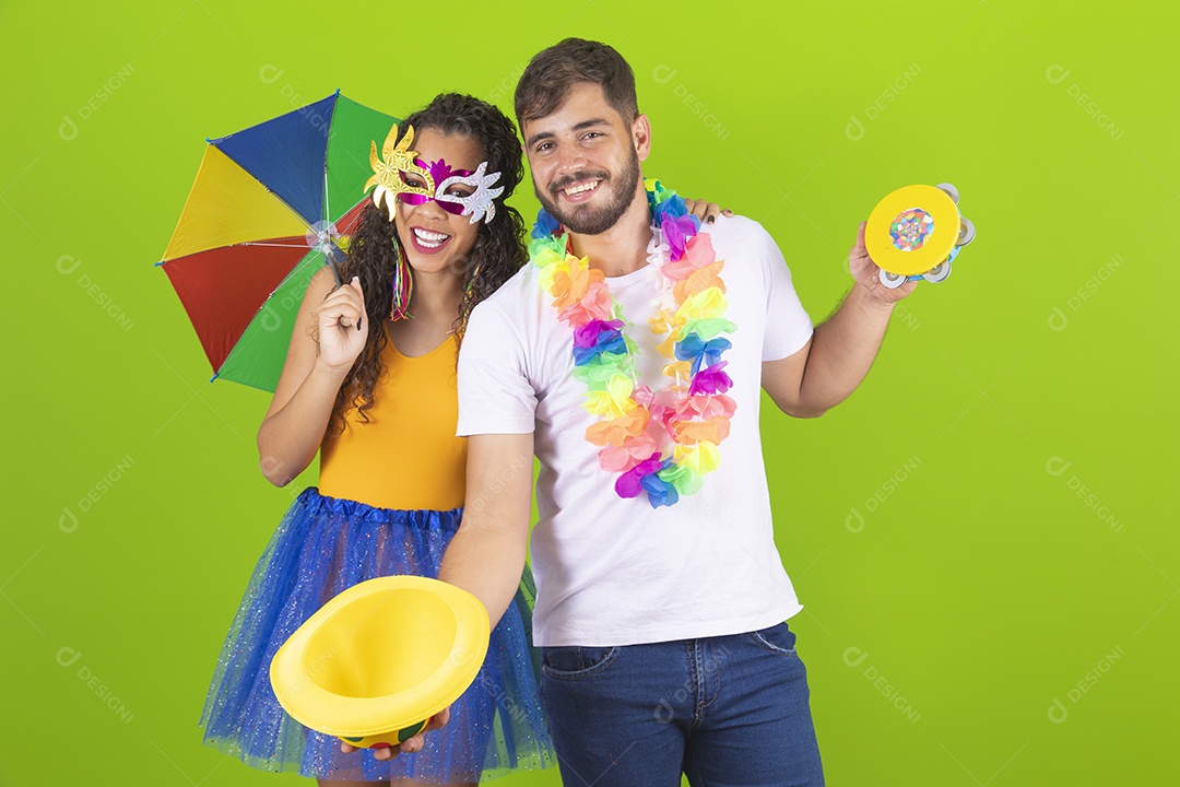 Casal de jovens homem e mulher usando fantasia de carnaval
