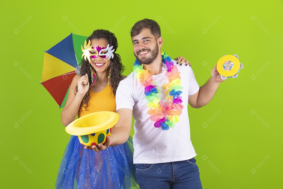 Casal de jovens homem e mulher usando fantasia de carnaval