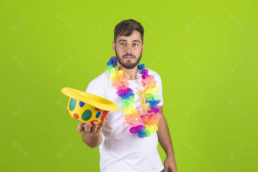 Homem jovem usando fantasia de carnaval sobre fundo isolado