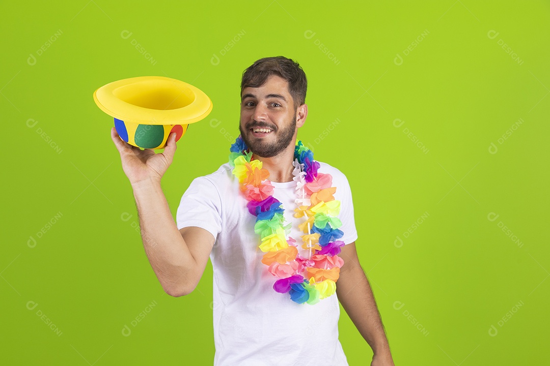 Homem jovem usando fantasia de carnaval sobre fundo isolado