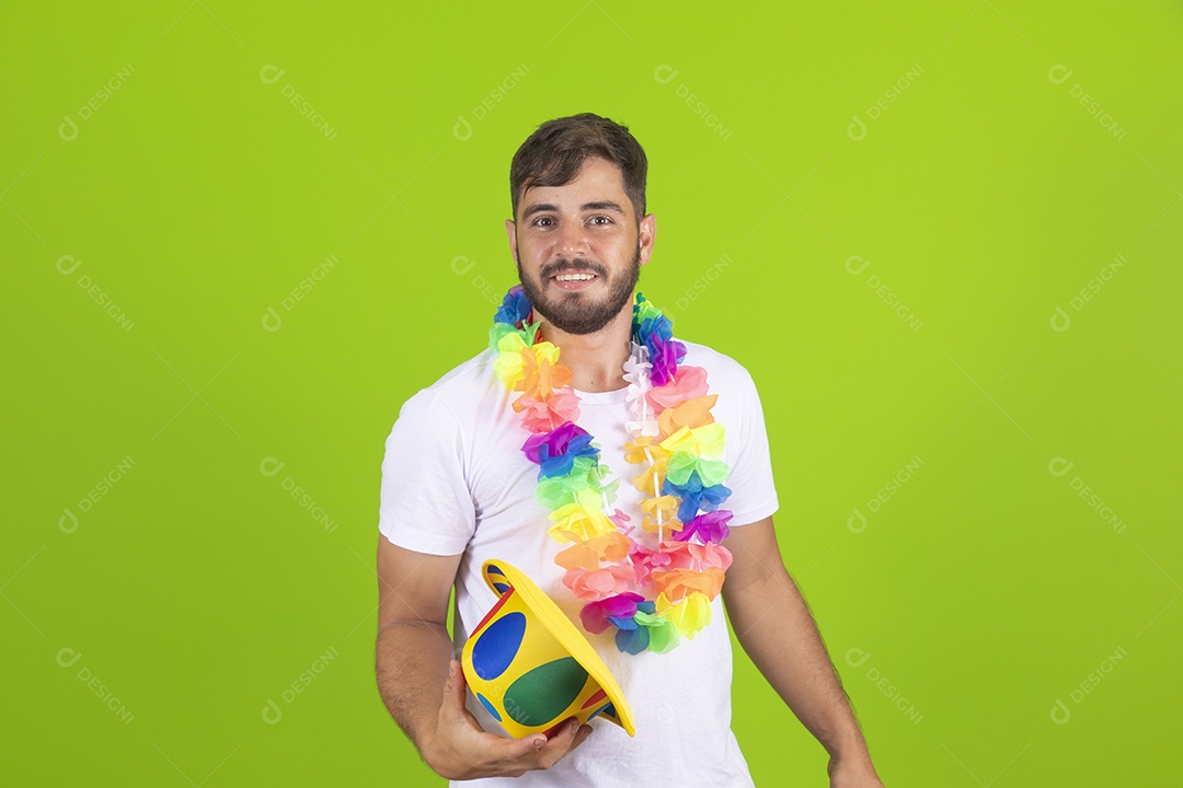 Homem jovem usando fantasia de carnaval sobre fundo isolado