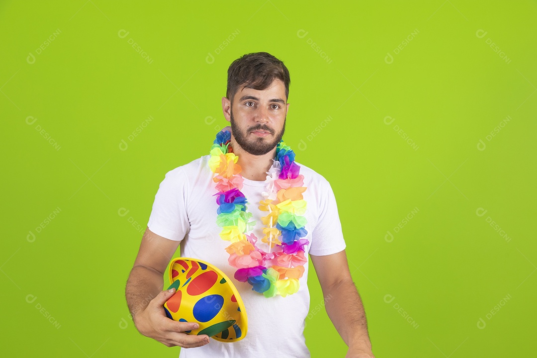 Homem jovem usando fantasia de carnaval sobre fundo isolado