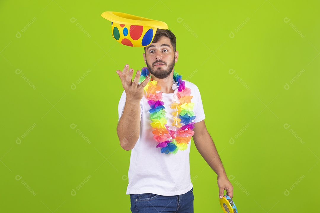 Homem jovem usando fantasia de carnaval sobre fundo isolado
