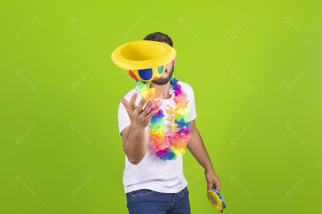 Homem jovem usando fantasia de carnaval sobre fundo isolado