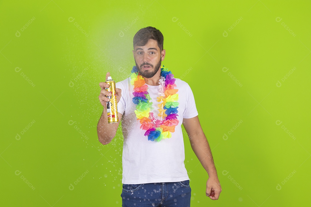 Homem jovem usando fantasia de carnaval sobre fundo isolado