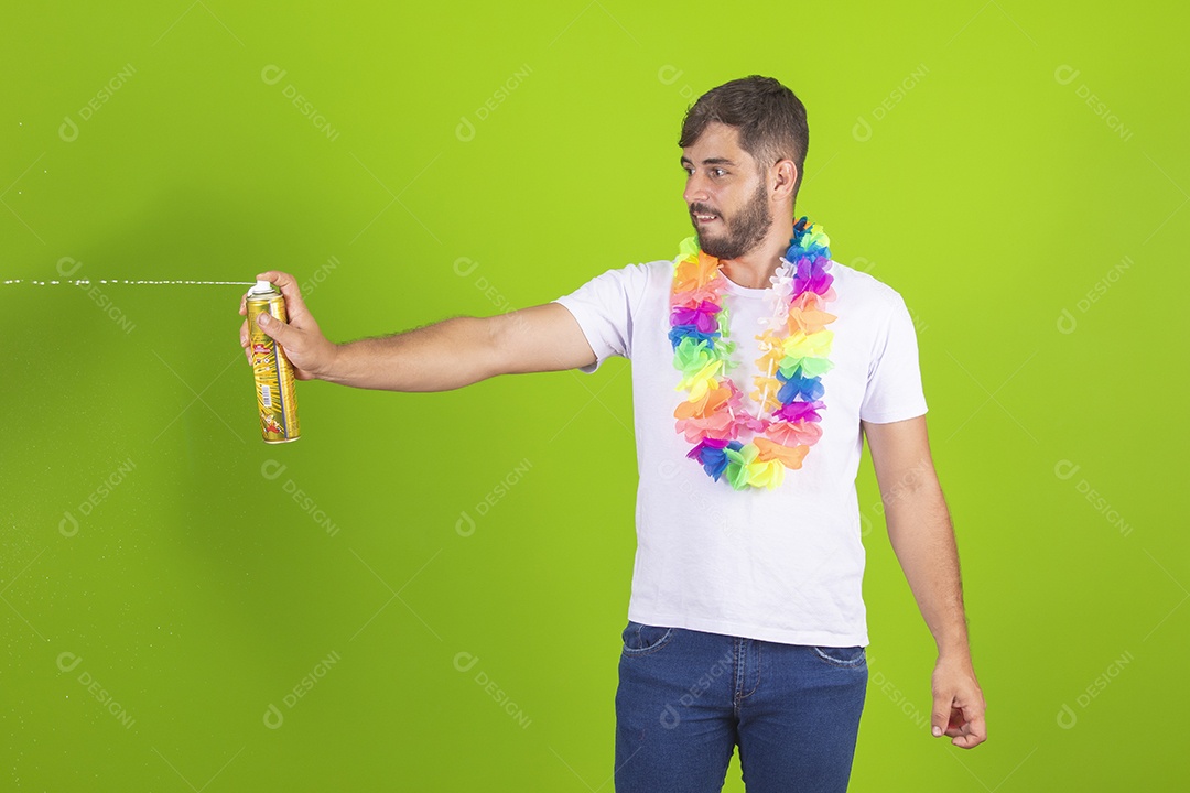 Homem jovem usando fantasia de carnaval sobre fundo isolado